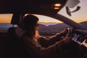 Chiropraxie et vacances : un départ serein grâce aux bienfaits de la chiropraxie pour éviter douleurs et tensions durant le voyage et les activités estivales.